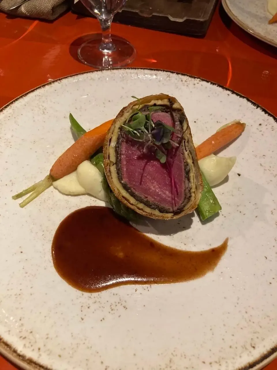 Petite Roasted Beef Wellington으로 추정되는 요리