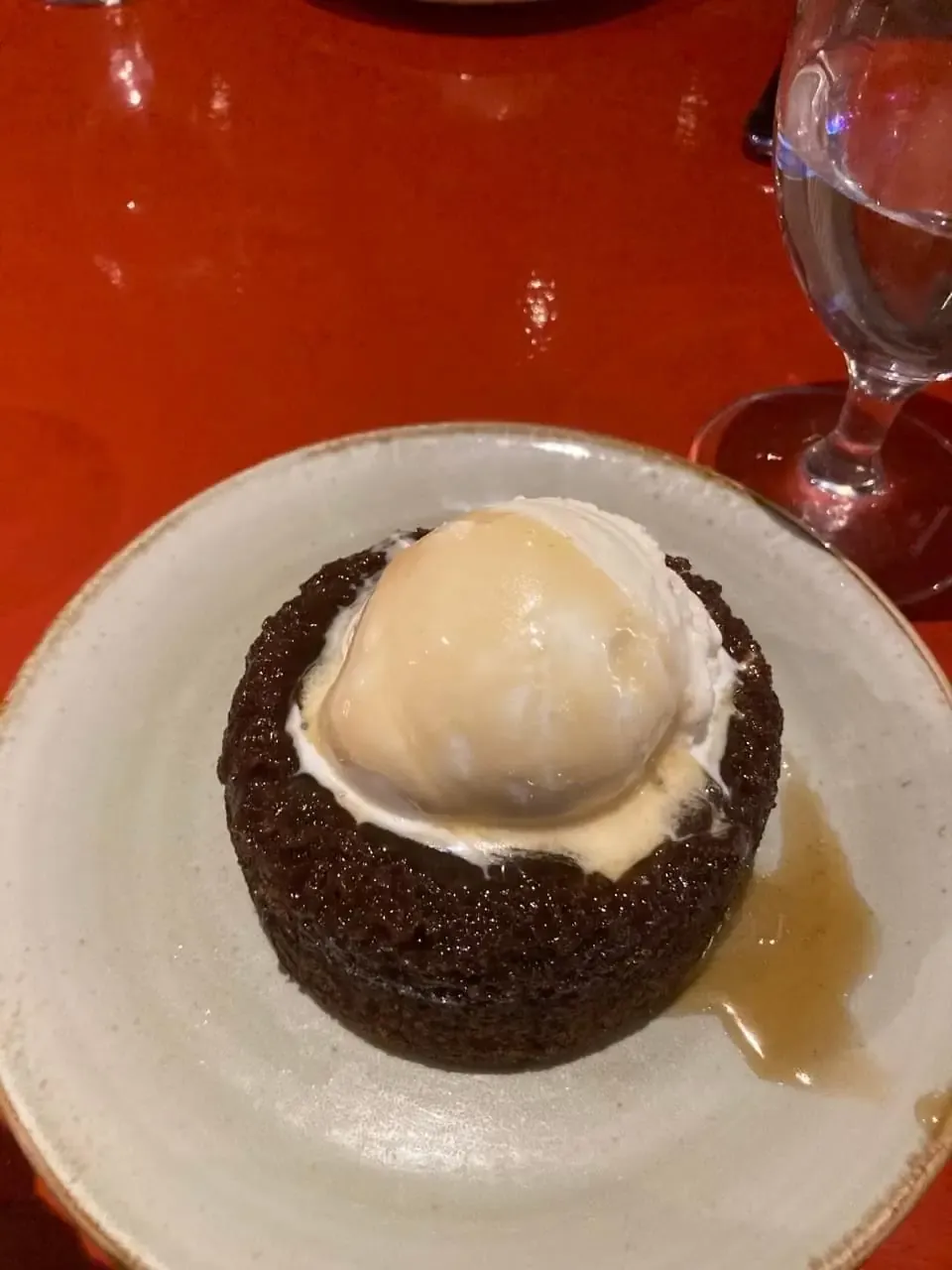 Sticky Toffee Pudding으로 추정되는 요리