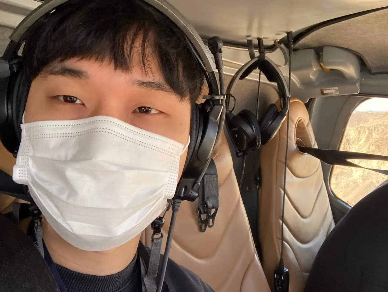 헬기에 탑승해서 헤드셋까지 끼고 있으니 나름 파일럿 같아 보였다.